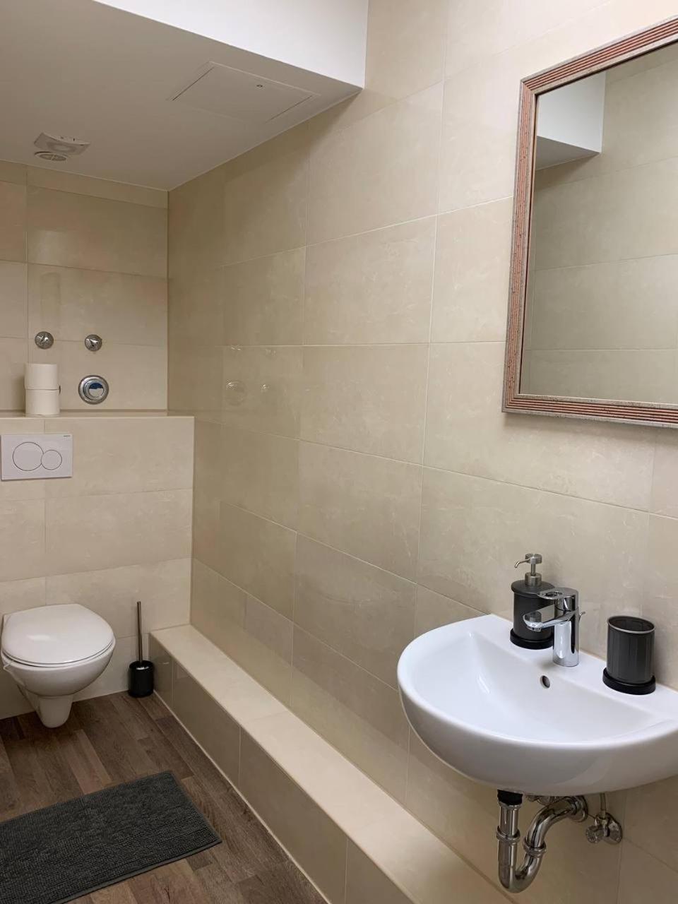 Central Private Rooms In Popular Neighborhood! Koln Bagian luar foto